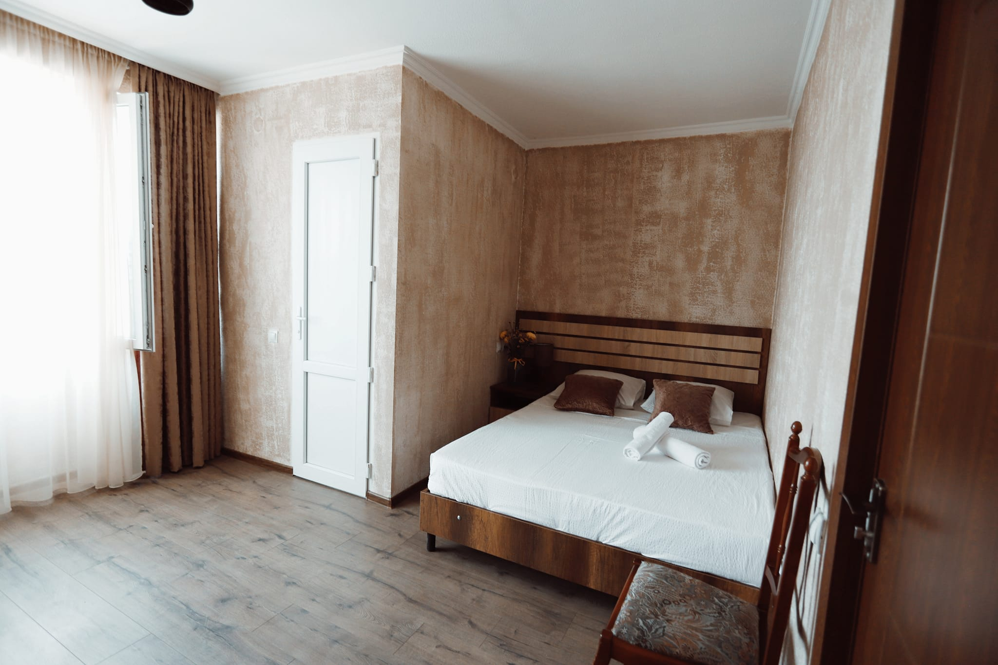 Deluxe balcony room at Kavkasioni 33 overlooking the garden